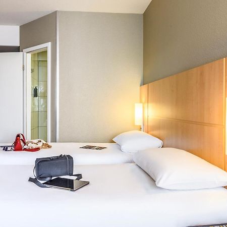 Ibis Lausanne Crissier Esterno foto