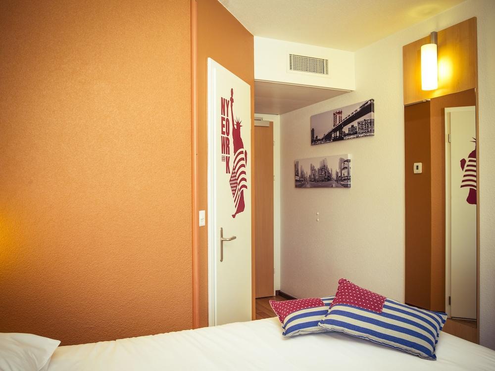 Ibis Lausanne Crissier Esterno foto
