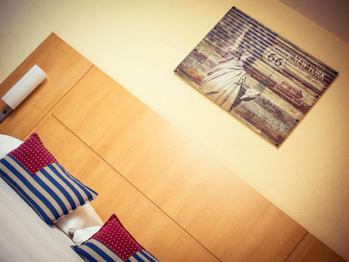 Ibis Lausanne Crissier Esterno foto
