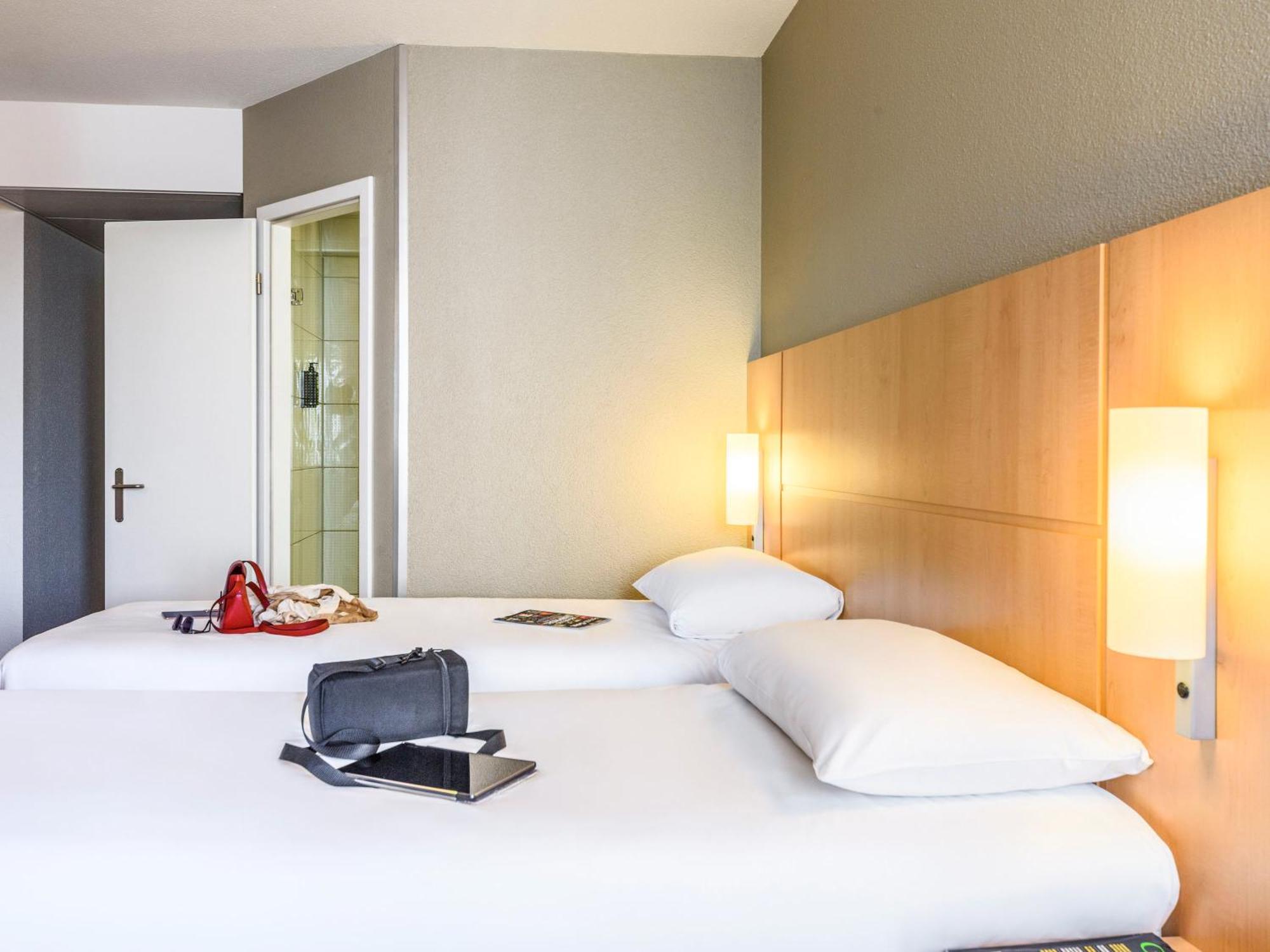Ibis Lausanne Crissier Esterno foto