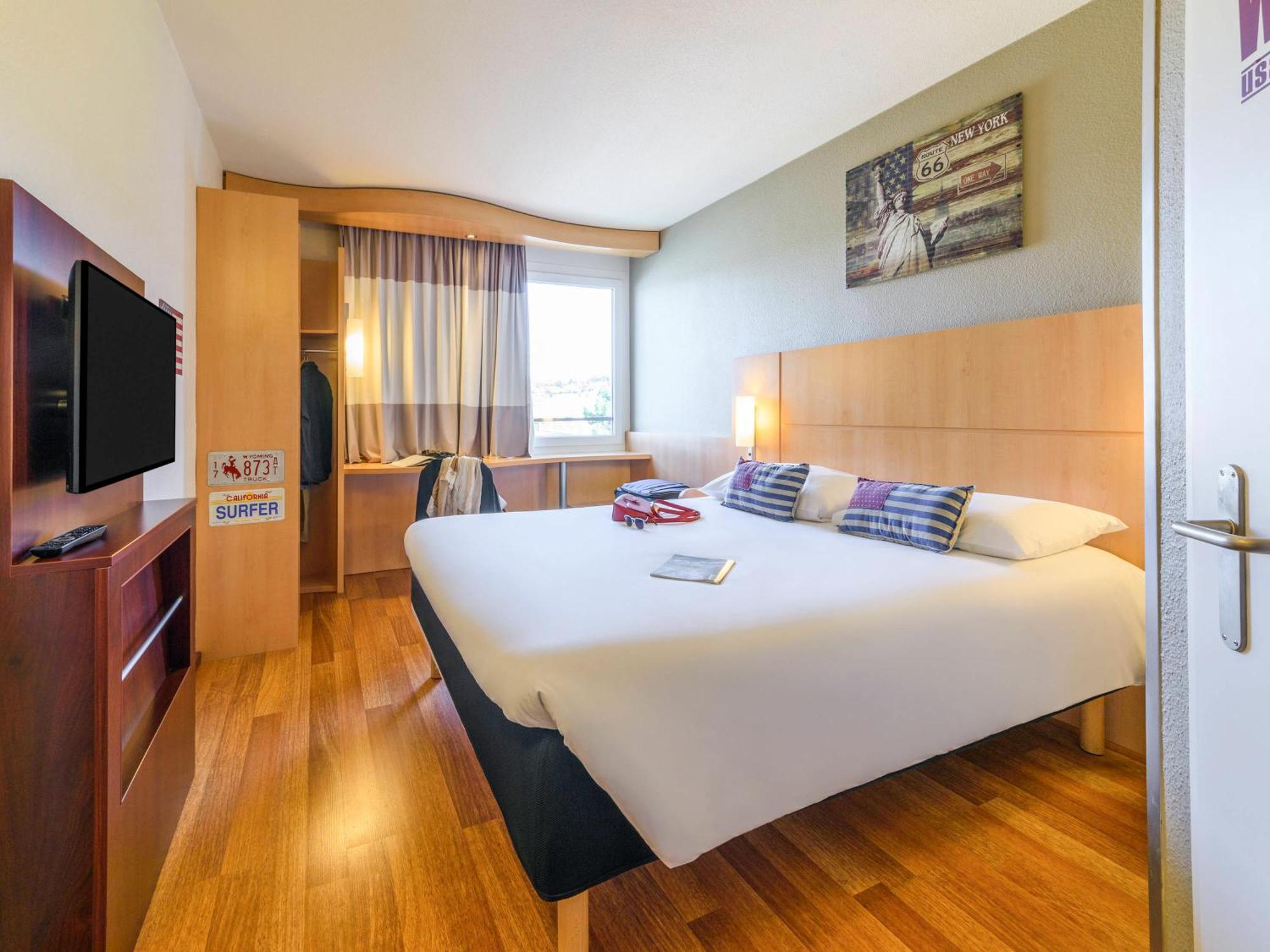 Ibis Lausanne Crissier Esterno foto