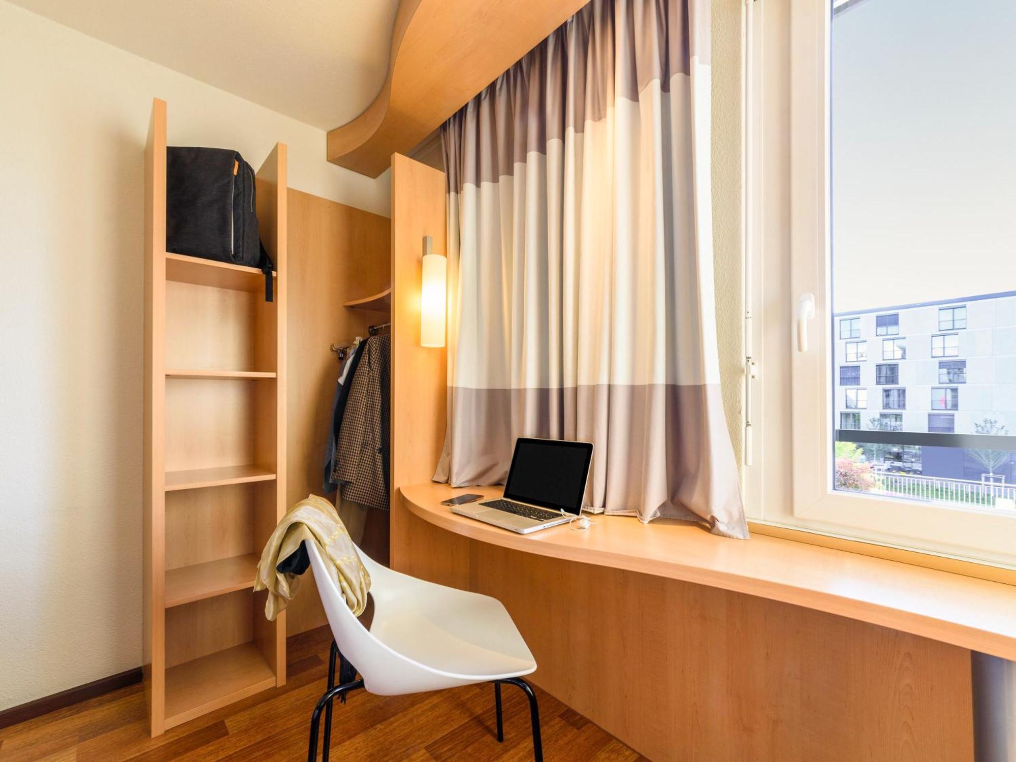 Ibis Lausanne Crissier Esterno foto