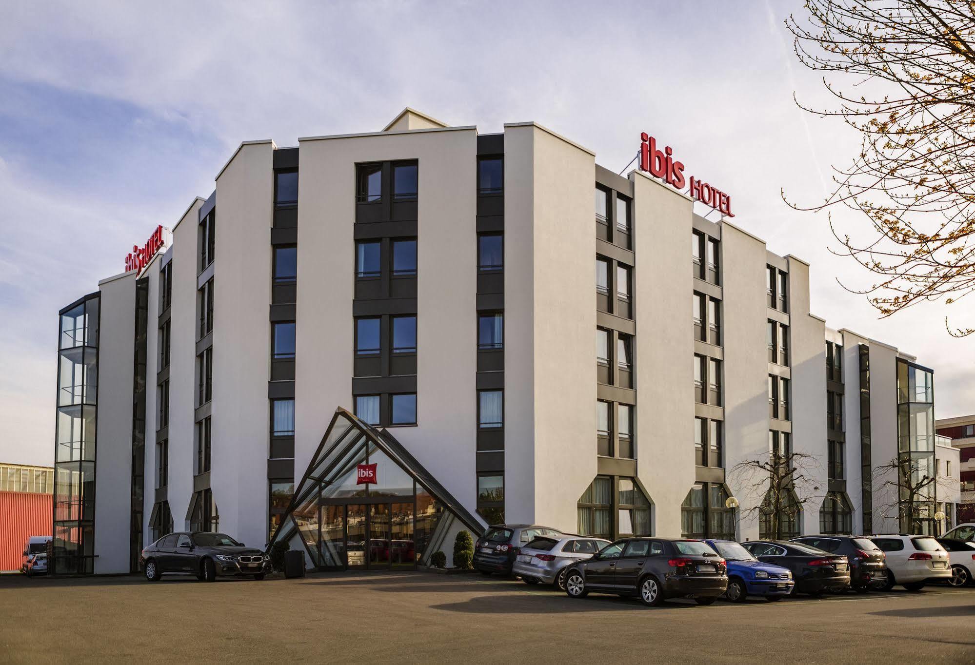 Ibis Lausanne Crissier Esterno foto