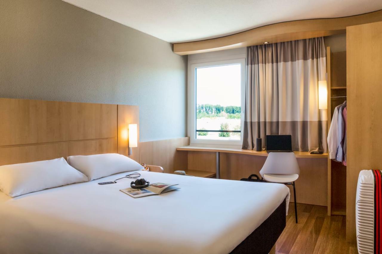 Ibis Lausanne Crissier Esterno foto